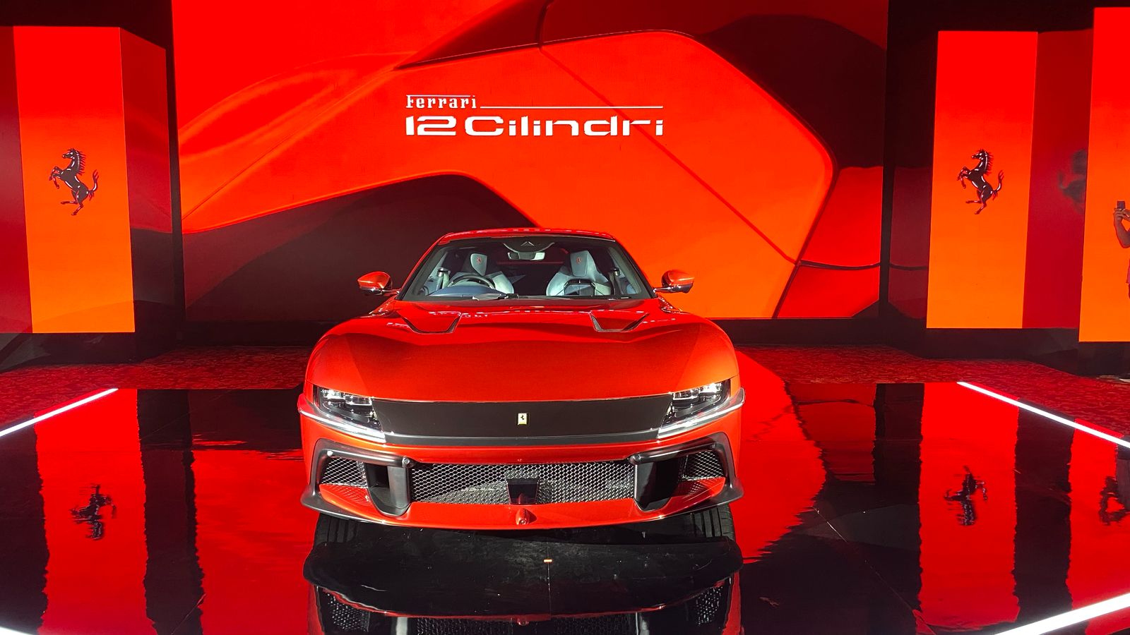 Tampilan luar terinspirasi Ferrari  Daytona 365 GTB/GTS