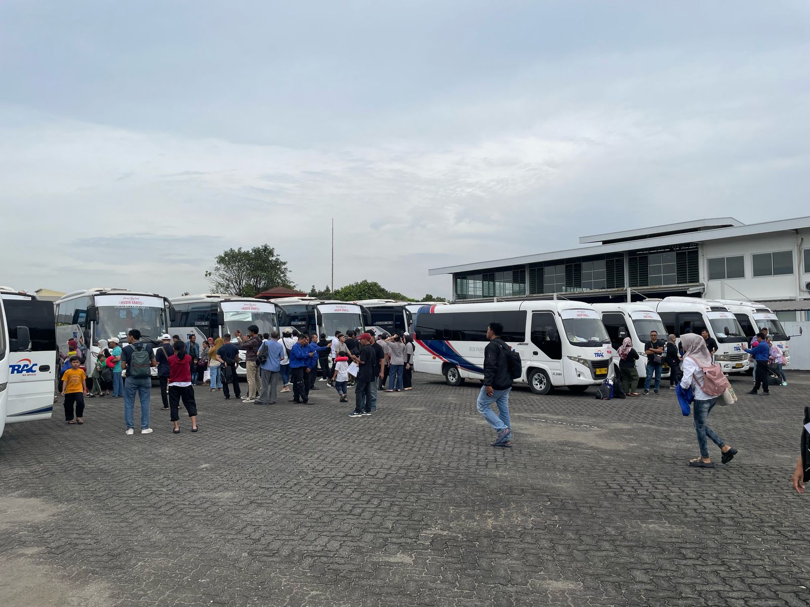 Isuzu Mudik Gratis #DitemaniYangSejalan Berangkatkan 400 Pemudik Pemudik diantarkan menggunakan 16 unit kendaraan TRAC