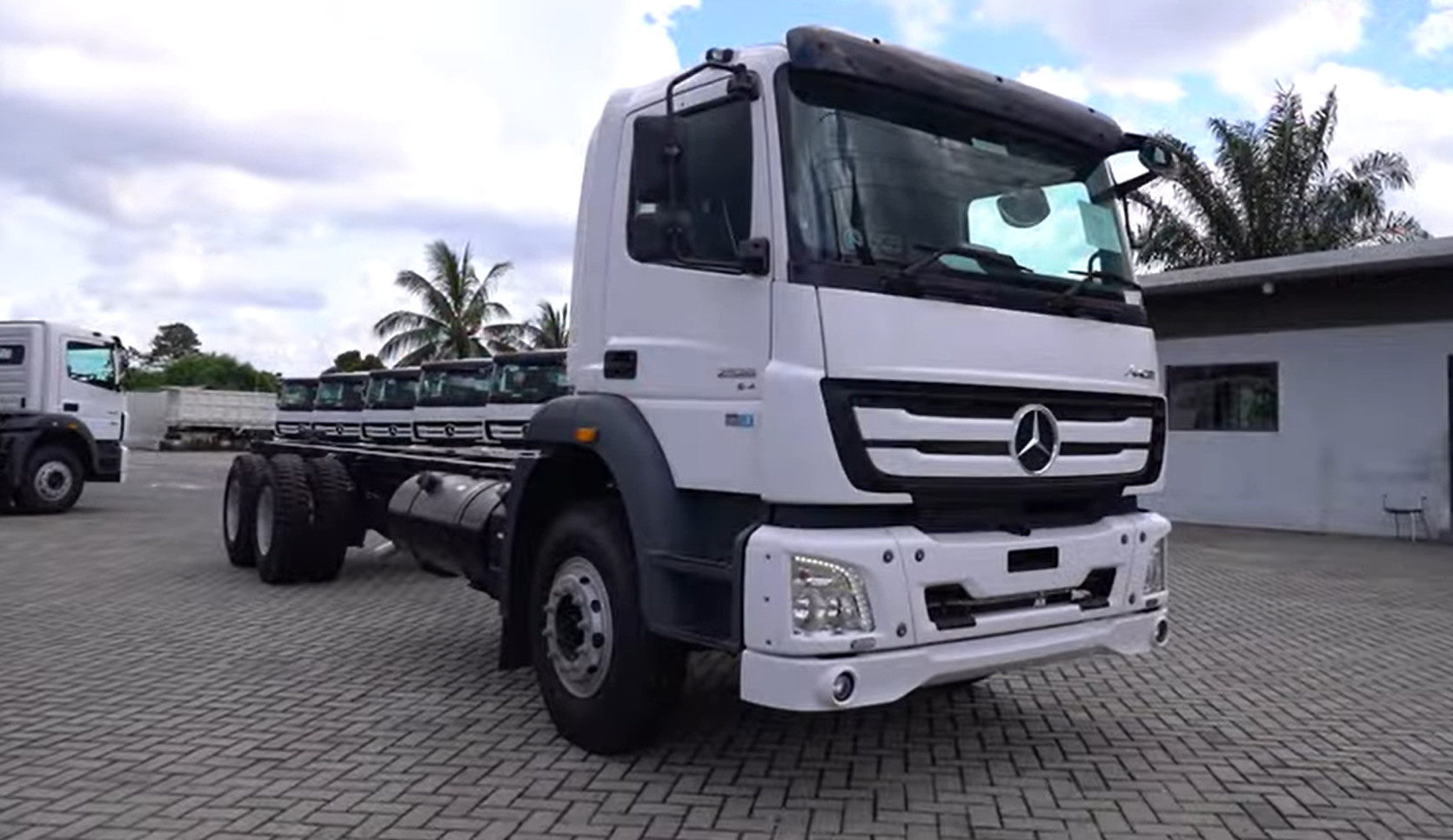 PT Jaya Harapan Nusa Sejahtera Pekanbaru memiliki lebih kurang 100 unit Axor