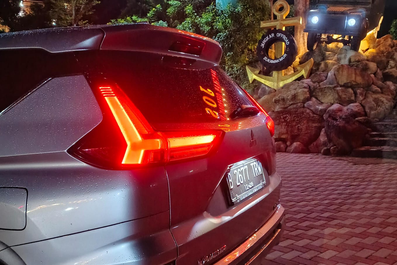 Lampu belakang sudah LED berdesain T-shape