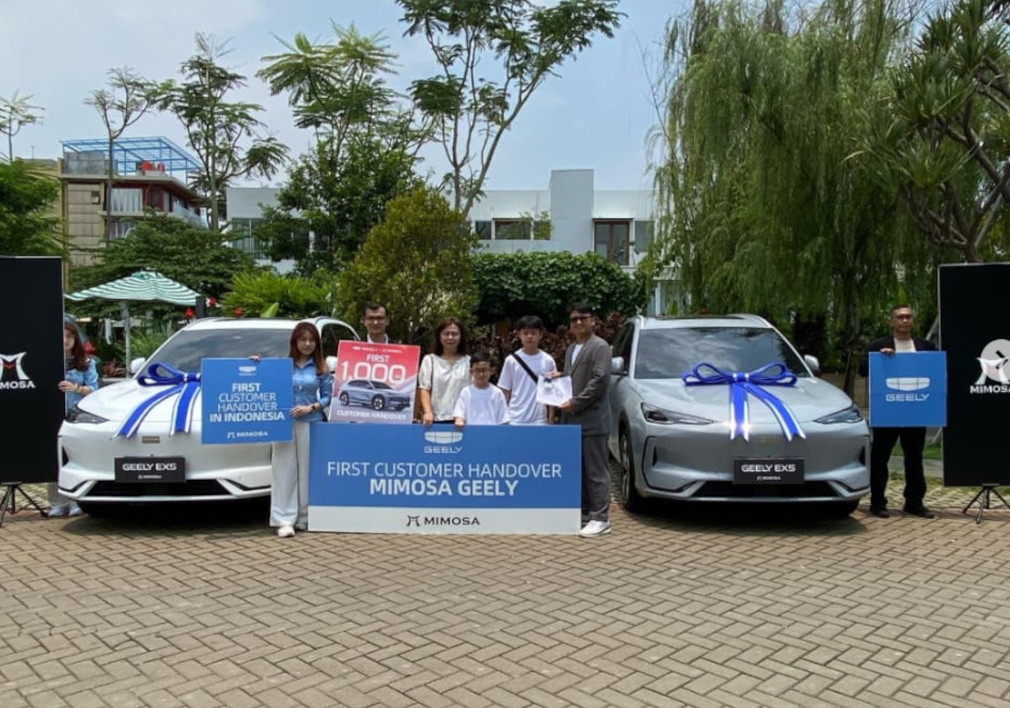 Geely Auto Indonesia Perluas Jaringan Dealer dan Perkuat Komitmen di Pasar Indonesia Geely Mimosa menyerahkan unit pertama Geely EX5 kepada konsumen
