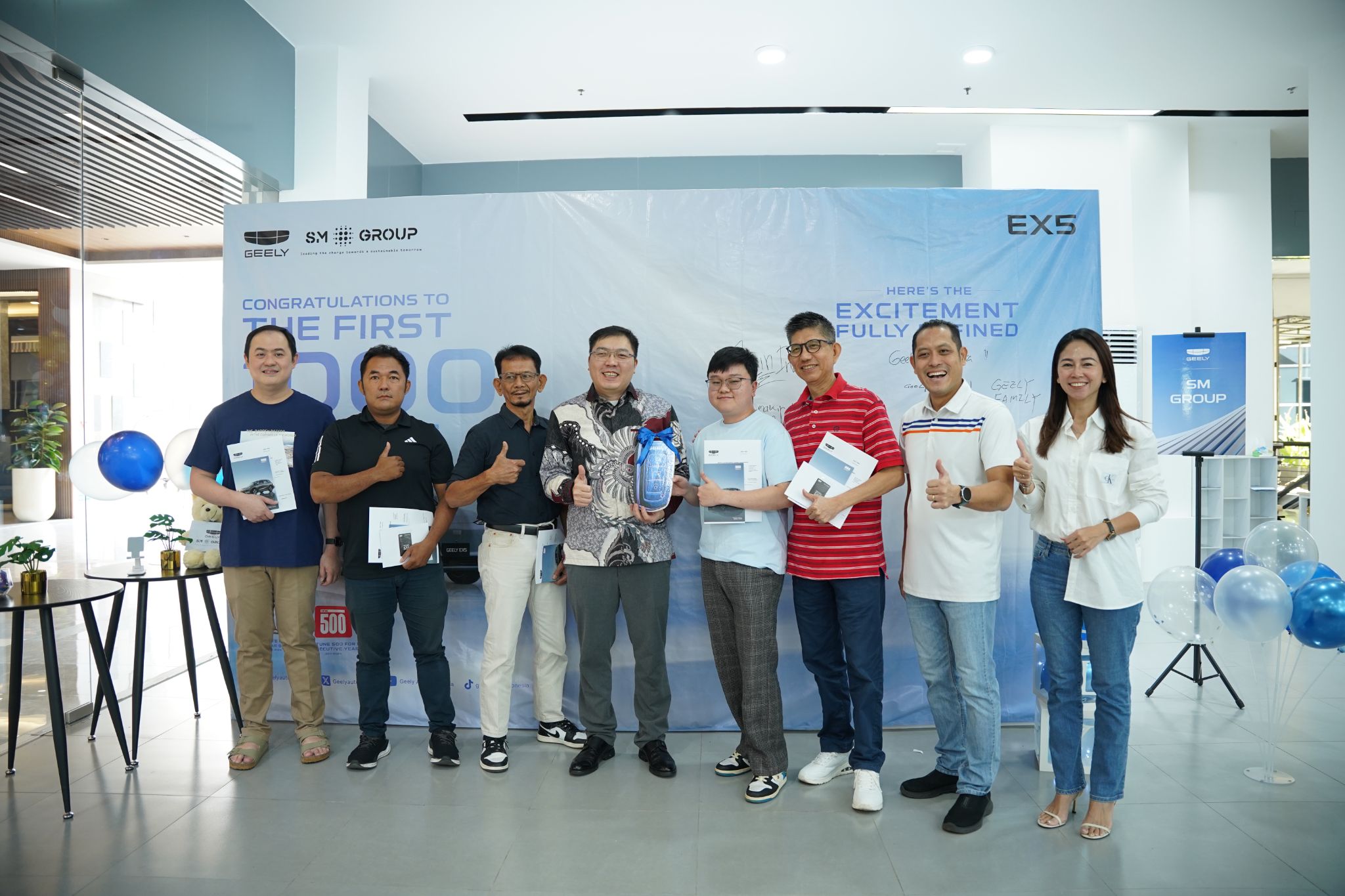 Makin Dikebut Geely Auto Indonesia Mulai Pengiriman Unit Geely EX5 ke Konsumen Simbolisasi penyerahan unit Geely EX5 kepada konsumen