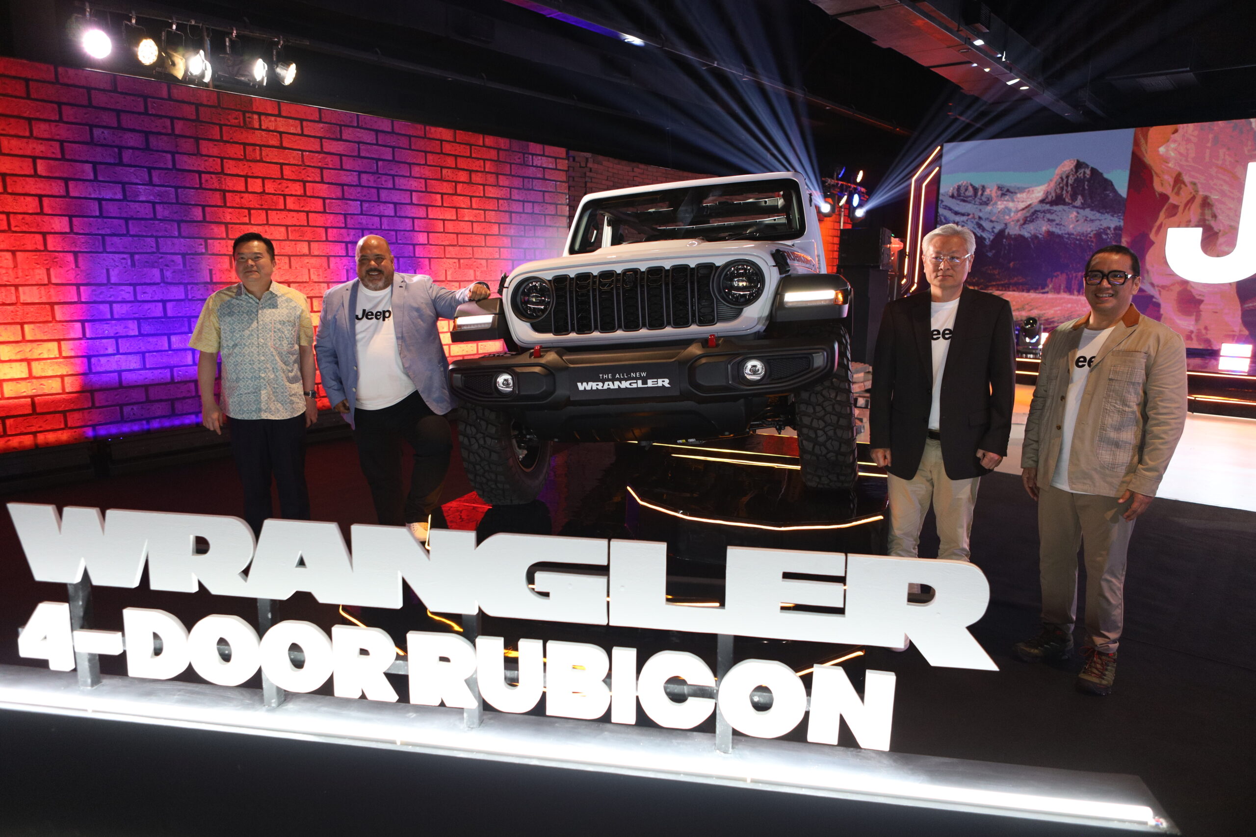 Foto 4 Ki ka Andrew Nasuri Director of Indomobil Group Daniel Guedez Brand Marketing Director ASEAN Stellantis Tan Kim Piauw CEO PT Indomobil National Distributor dan Ario Soerjo COO J scaled