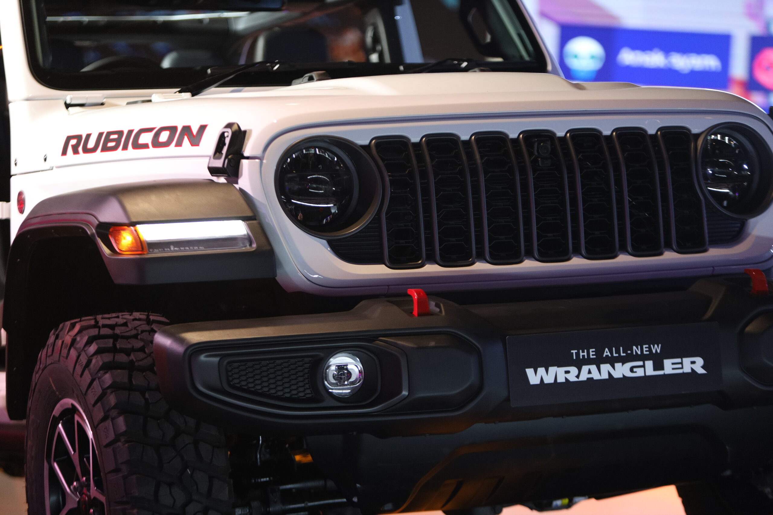 Foto 5 Jeep Wrangler 4 Door Rubicon tampil elegan dengan grille tujuh slot ikonik dan desain modern scaled