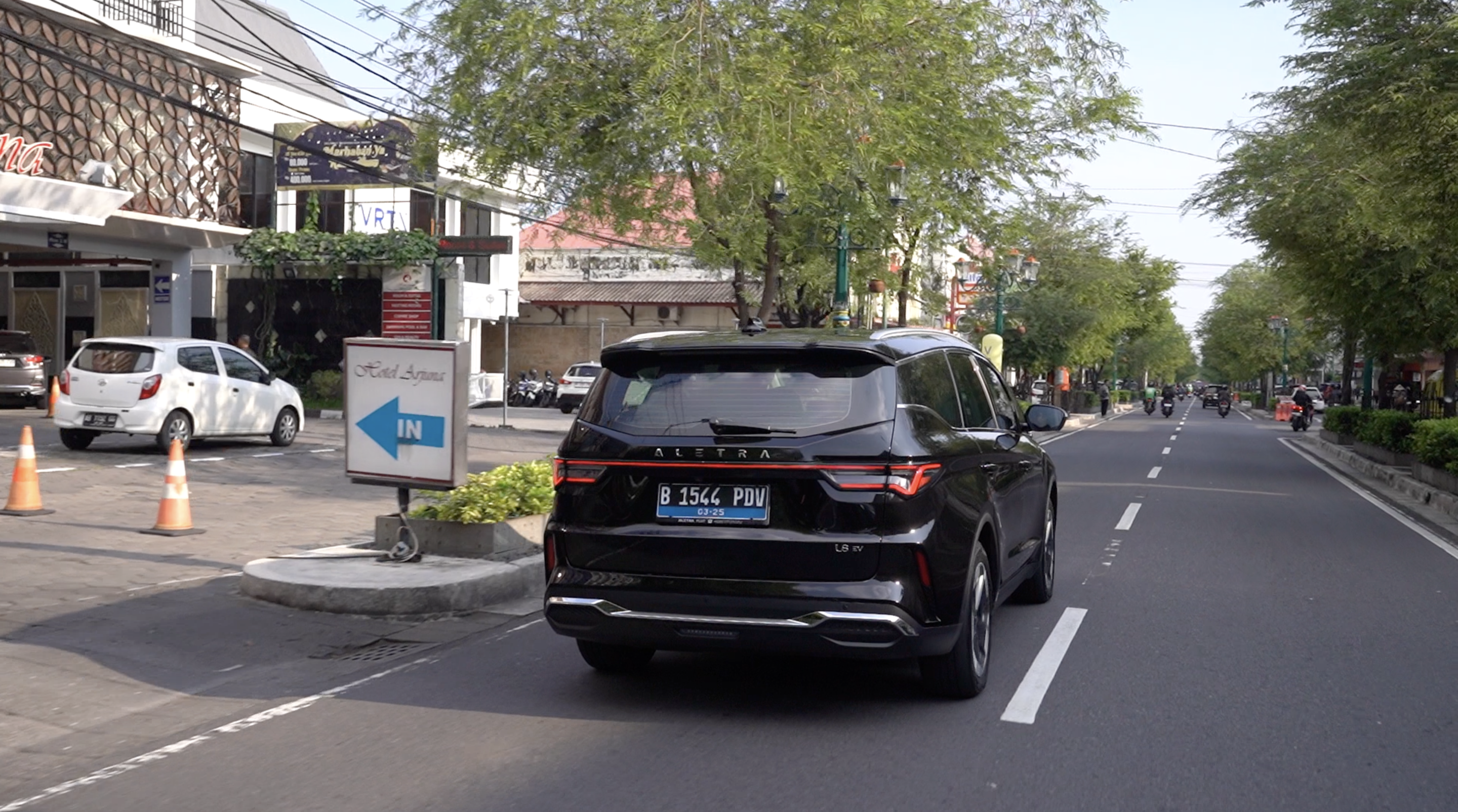 Desain belakang simpel dengan isi kabin menyesuaikan dengan selera dan kebutuhan konsumen di Indonesia 