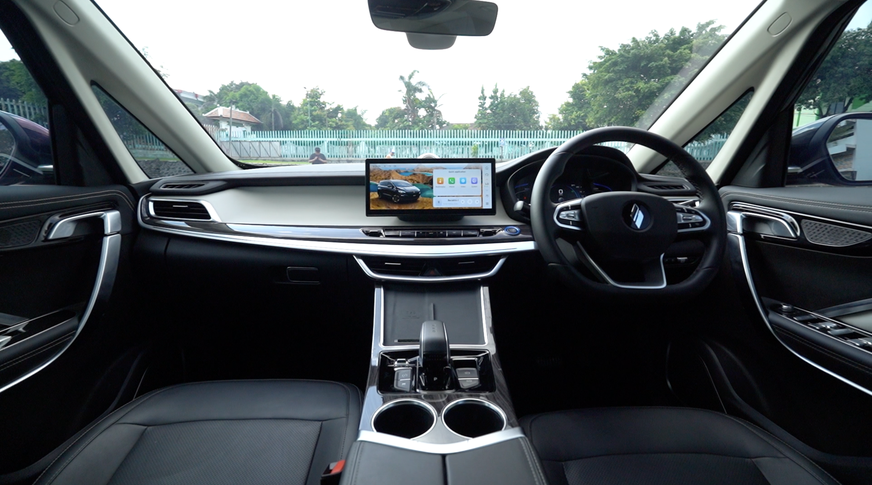 Layout dasbor modern namun tetap tersebar beberapa tombol fisik