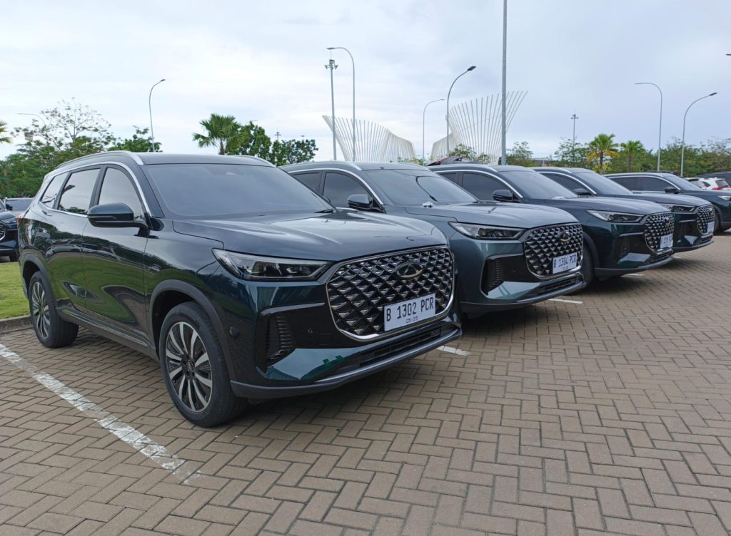 BYD M6 DM vs Chery Tiggo 8 CSH, PHEV Mana yang Lebih Baik? Chery Tiggo 8 CSH sedikit tampil beda dibanding Tiggo 8 dengan desain rumah lampu kabut modern, sorot lampu depan dan belakang berbeda