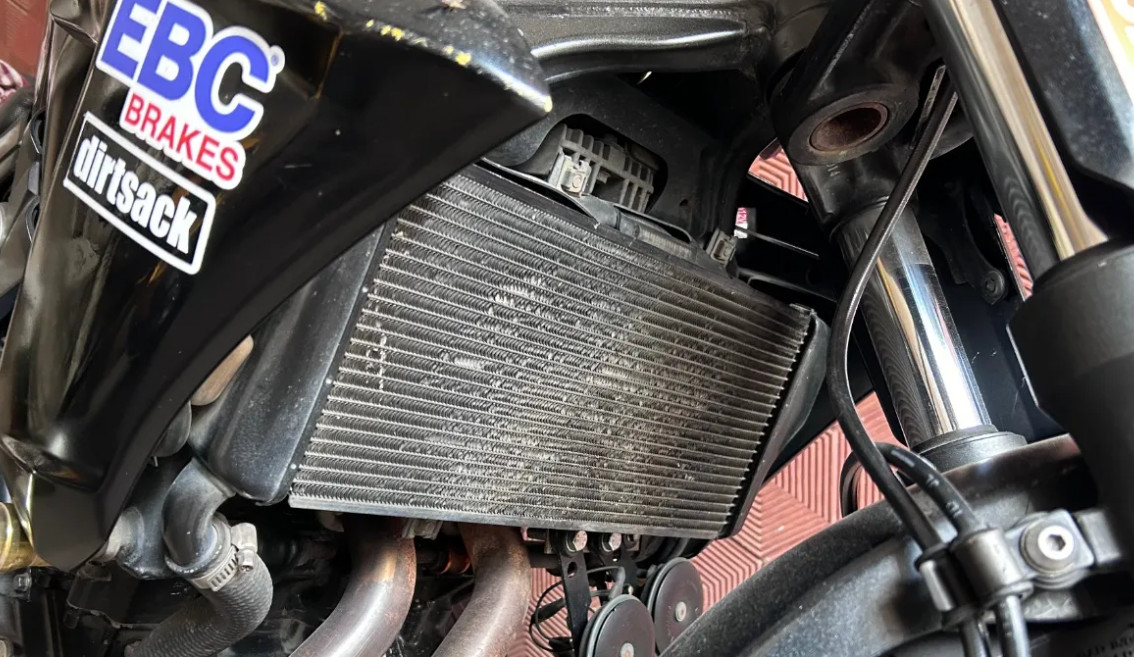 7 Penyebab Motor Brebet dan Cara Mengatasinya, Panduan Lengkap 2025 filterudara kotor 1