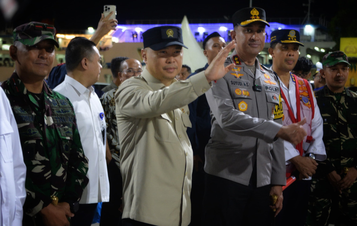 Menteri Perhubungan Dudy Purwagandhi (tengah) melepas para pemudik sepeda motor via Pelabuhan Ciwandan