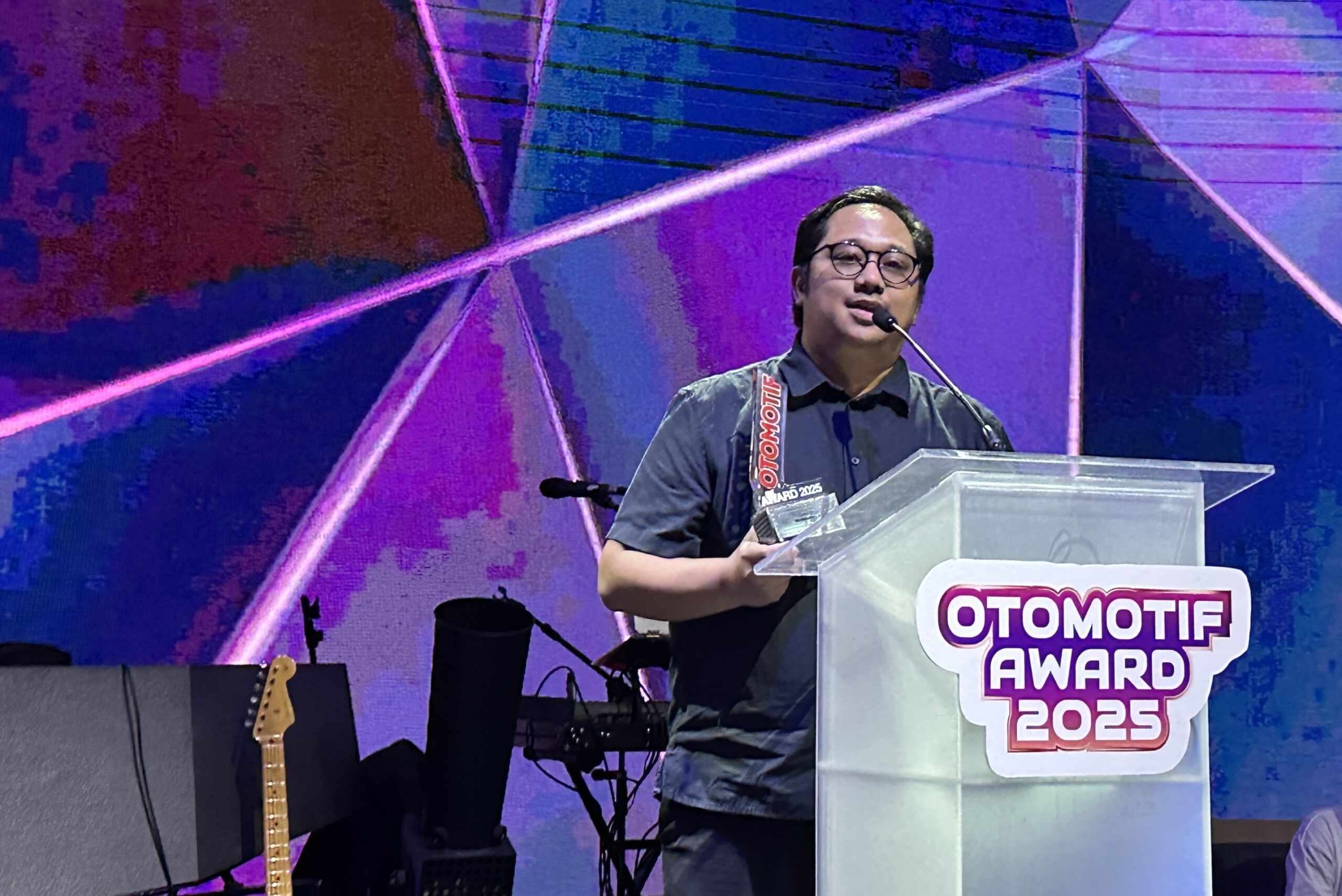 Brian Gomgom selaku Brand Communication Senior Manager Wuling Motors menyampaikan rasa terima kasih atas award yang diberikan kepada Air ev oleh Tabloid Otomotif scaled
