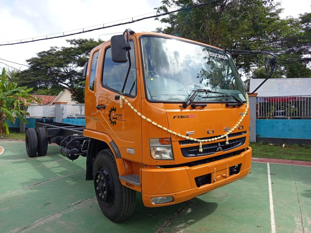 KTB Donasikan Mitsubishi Fuso Fighter ke SMK Negeri 1 Kamal
