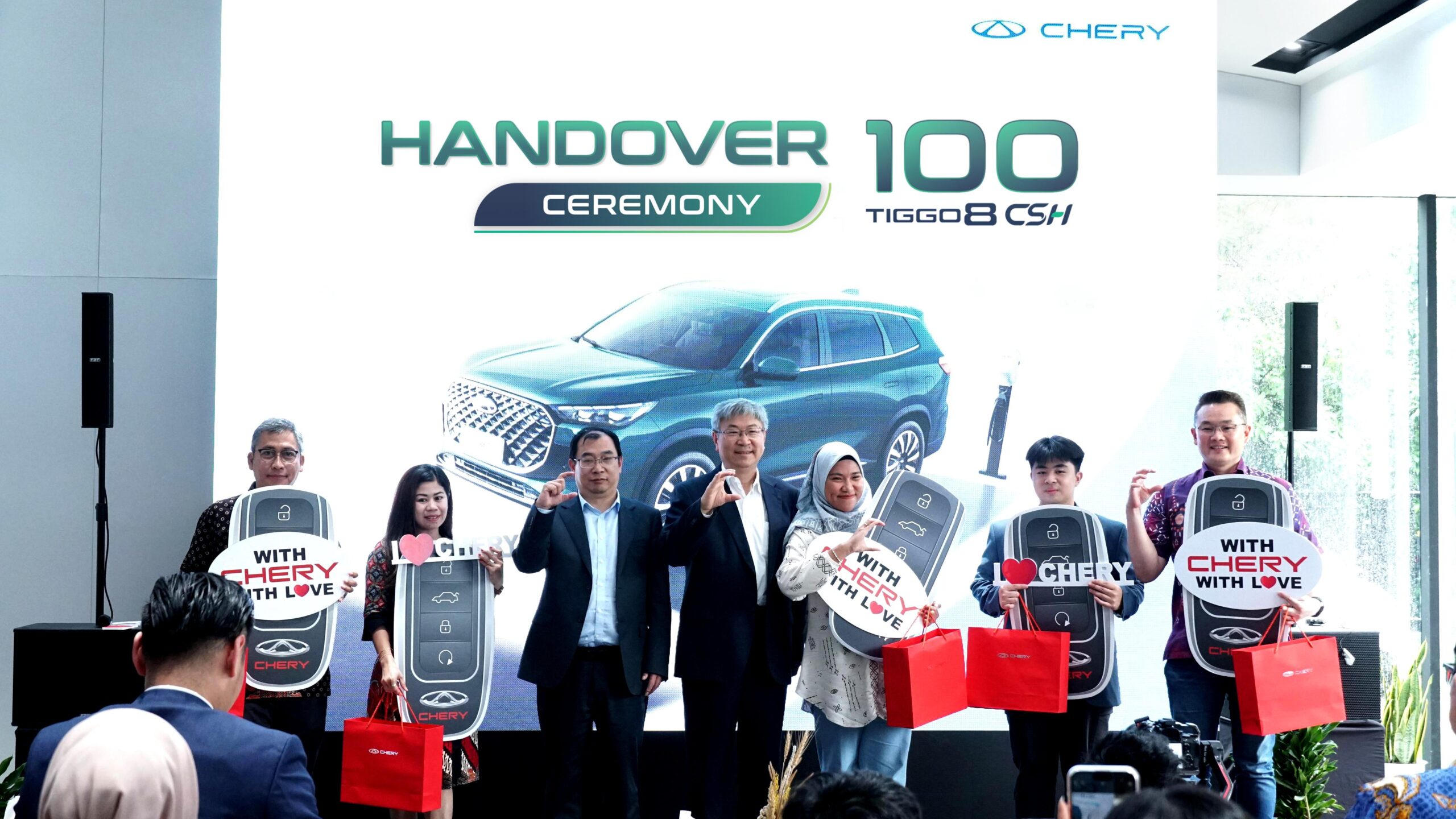 Chery Tiggo 8 CSH Ngebut Bukukan Lebih dari 500 SPK, Investasi Pabrik Chery Kian Dekat? Handover Ceremony 100 Chery TIGGO 8 CSH 2 scaled