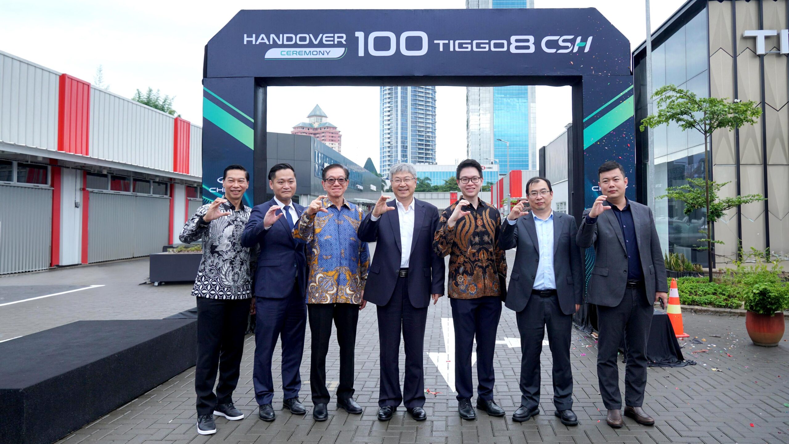 Chery Tiggo 8 CSH Ngebut Bukukan Lebih dari 500 SPK, Investasi Pabrik Chery Kian Dekat? Handover Ceremony 100 Chery TIGGO 8 CSH 5 scaled