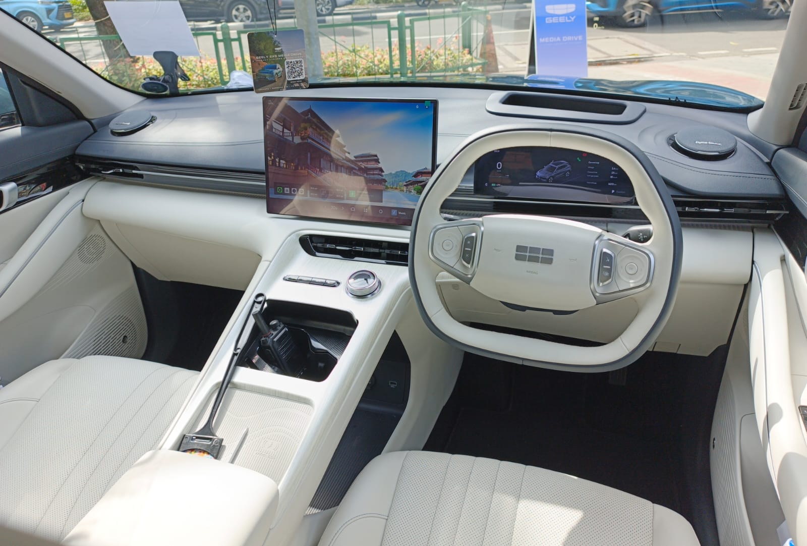 Impresi Kelegaan Baris Kedua Geely EX5 Dengan Banyak Kompartemen Penyimpanan Impresi Kelegaan Baris Kedua Geely EX5 6