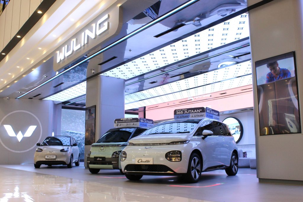 Wuling AEON Deltamas Berkonsep Mall Showroom Diresmikan
