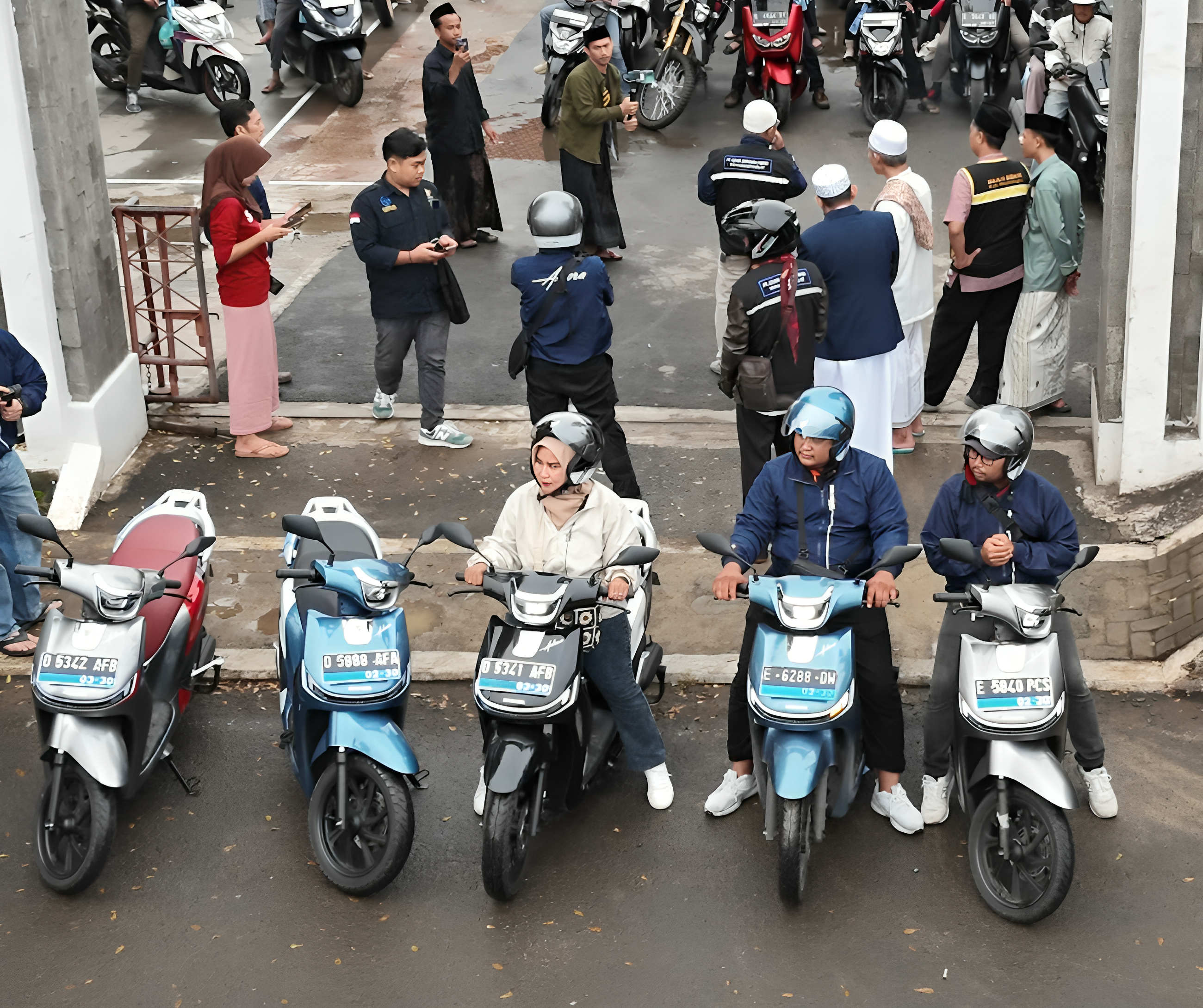 Persiapan touring motor listrik Adora dari Majalengka menuju Tasikmalaya 