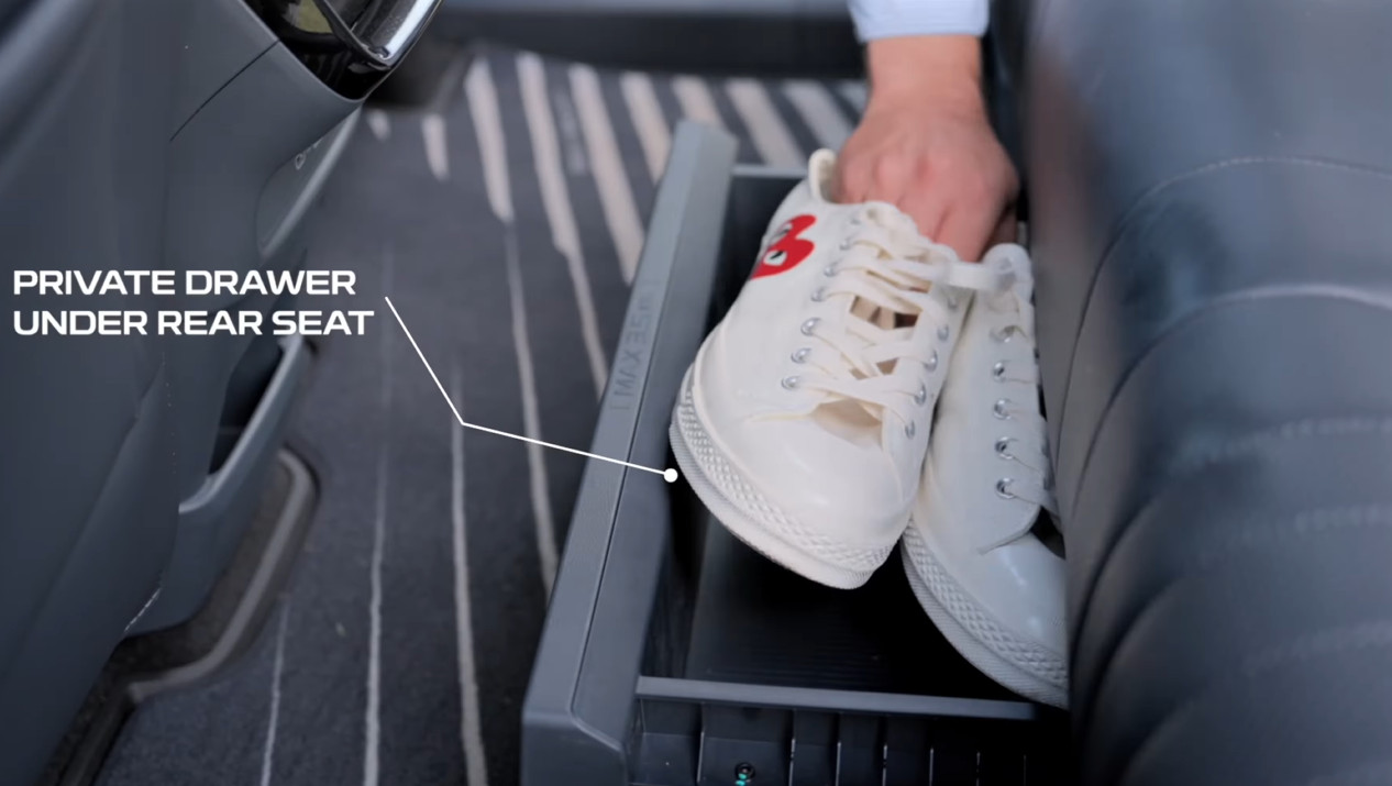 Impresi Kelegaan Baris Kedua Geely EX5 Dengan Banyak Kompartemen Penyimpanan kompartemen dibawah jok belakang 1