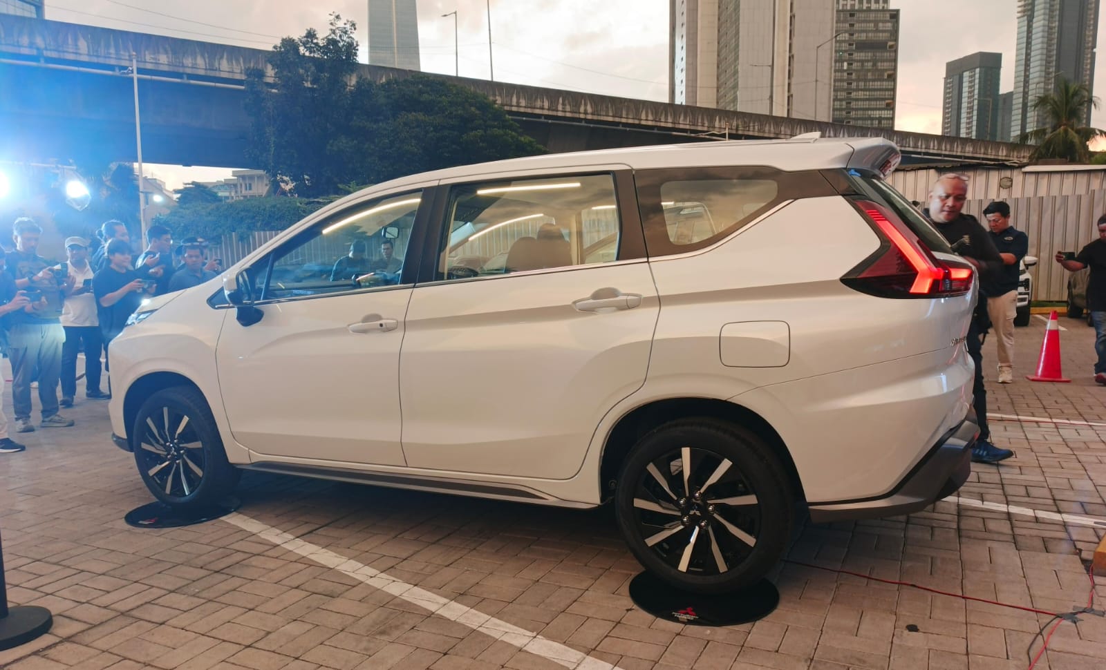 xpander dan xpander cross 4