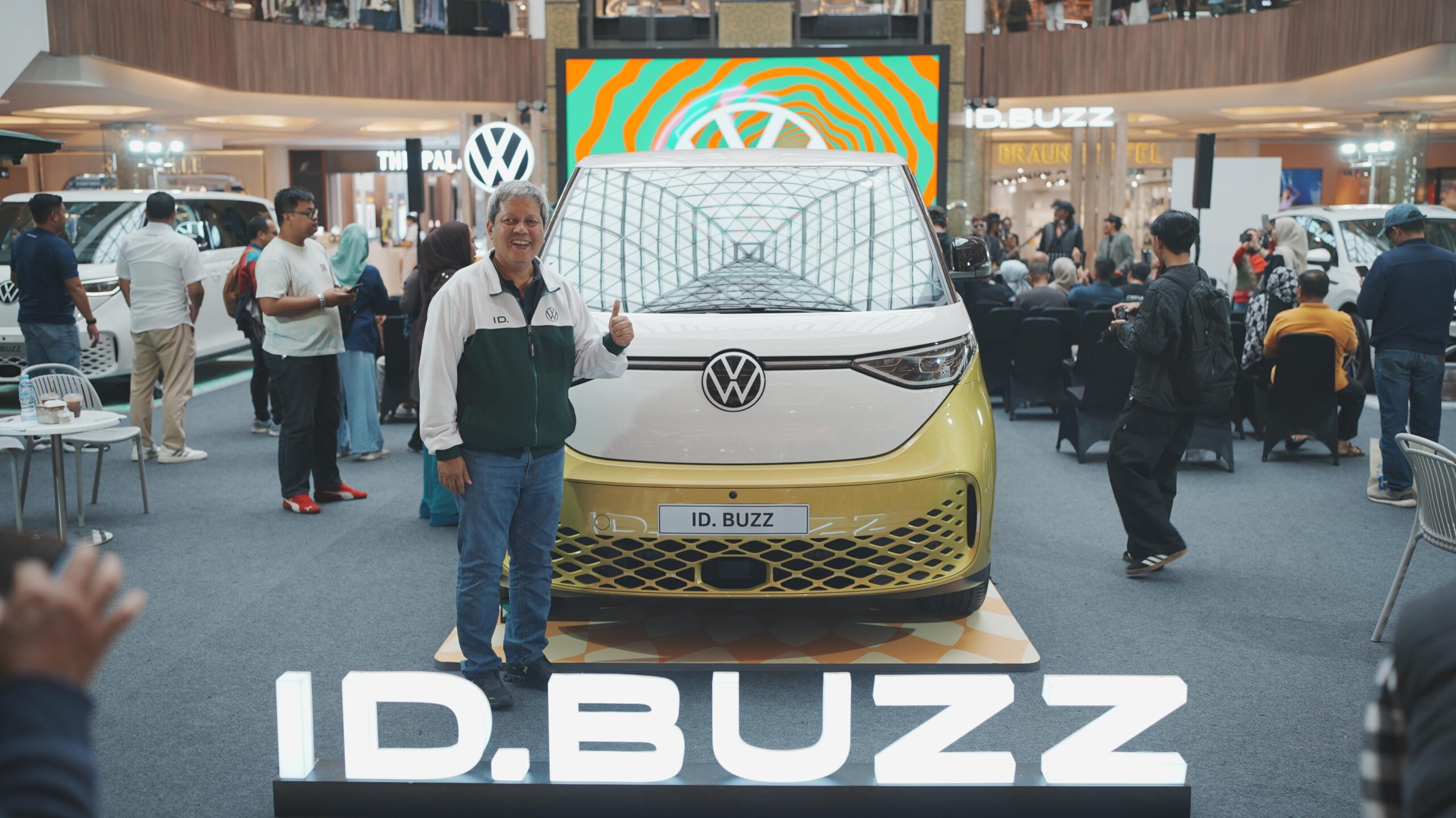 Ahmad Badawi Head of Sales Marketing Volkswagen Indonesia bersama ID. BUZZ 1 scaled