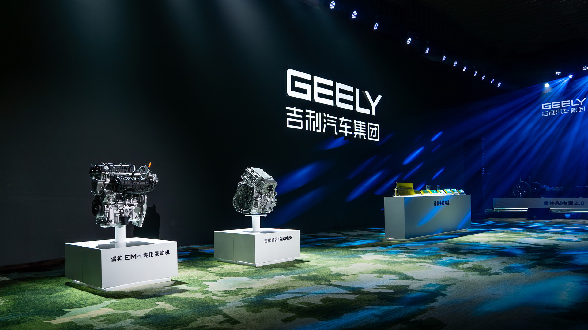 Foto 5 Geely EM AI Super Hybrid 2.0 diperkenalkan pertama kali di Chongqing Auto Show 2025