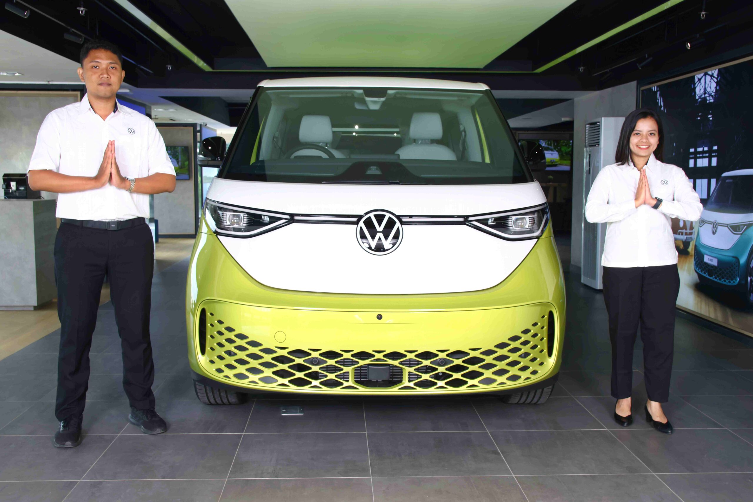 Volkswagen Indonesia Resmikan City Store Pertama di Indonesia ID. BUZZ di VW City Store scaled