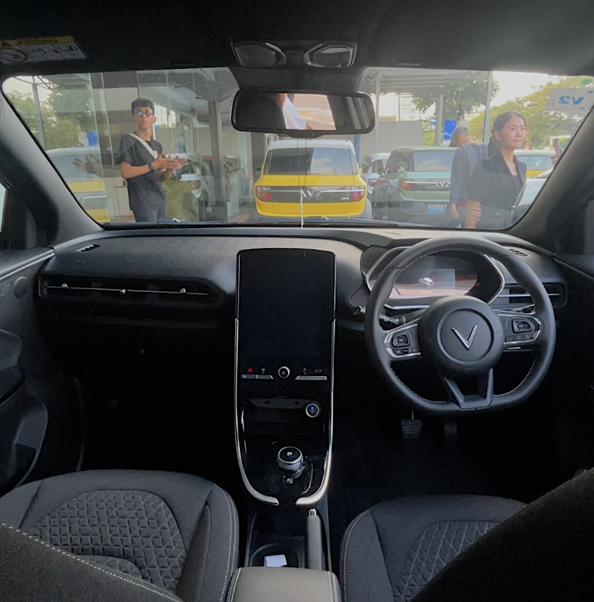 VinFast VF e34 Ajak Keluarga Urban Liburan Sarat Gaya dan Efisien KABIN DEPAN