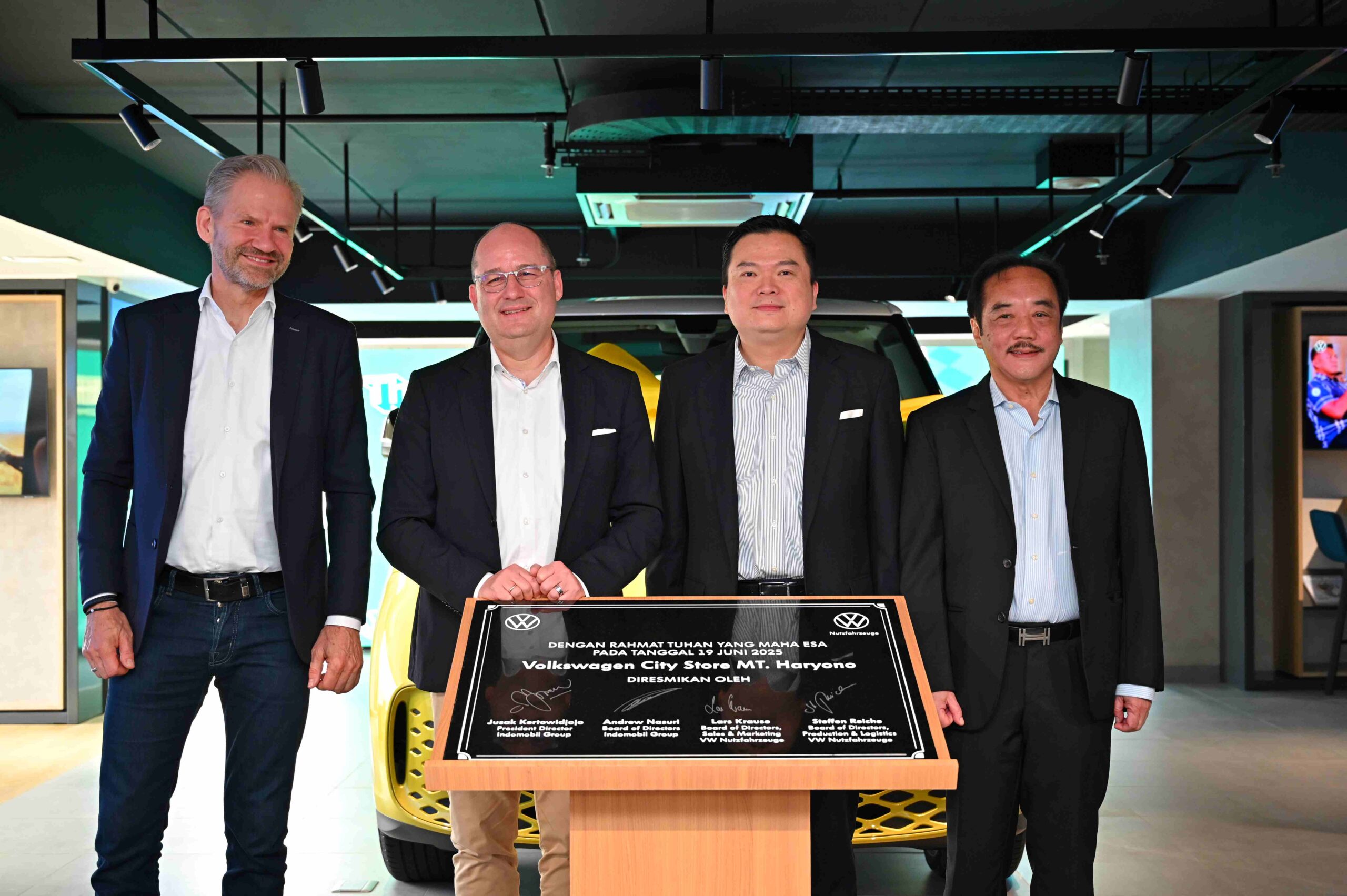 Volkswagen Indonesia Resmikan City Store Pertama di Indonesia Kiri ke kanan BoD Volkswagen Nutzfahrzeuge dan BoD Indomobil Group scaled