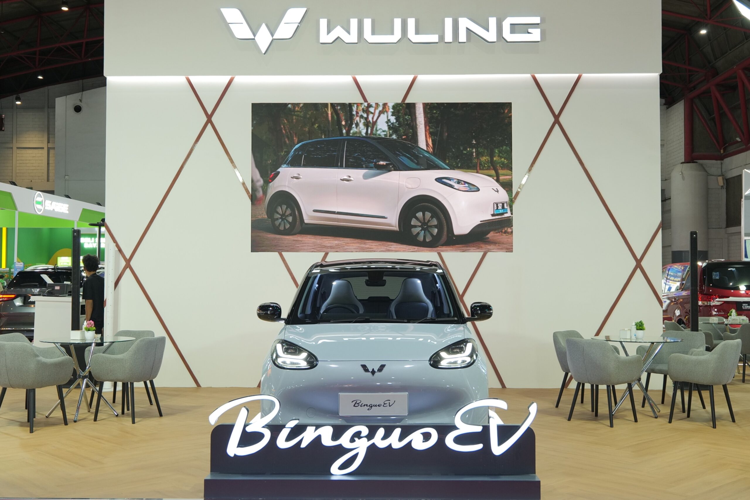 Promo Menggiurkan Wuling Semarakkan Jakarta Fair 2025 Konsumen yang membel BinguoEV dapat menikmati lifetime EV Core Component Warranty gratis biaya jasa dan suku cadang hingga 155 tahun atau 155.000 km dan gratis perangkat charging 7kW AC scaled