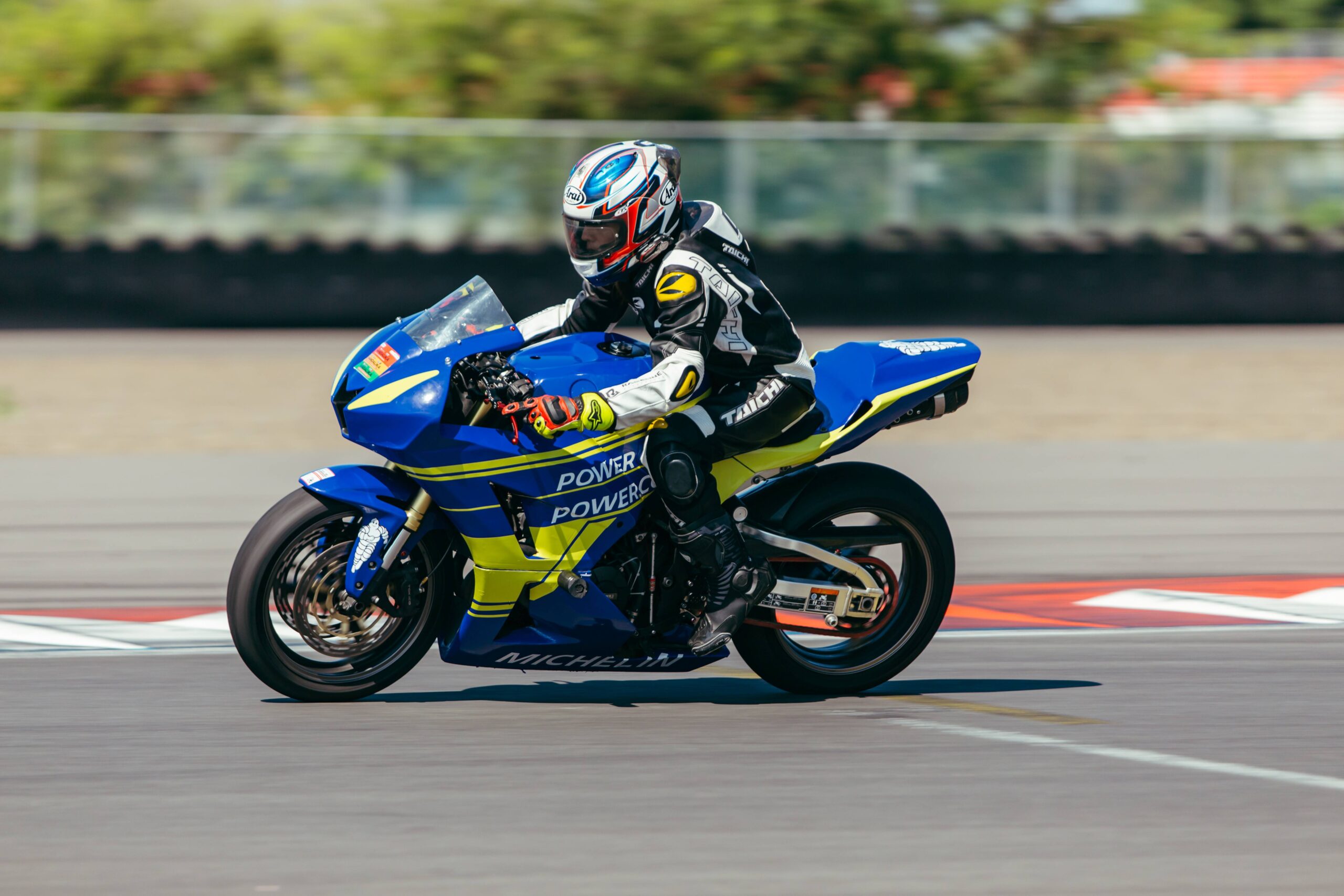 Peserta Memacu Ban Michelin pada saat Track Day scaled