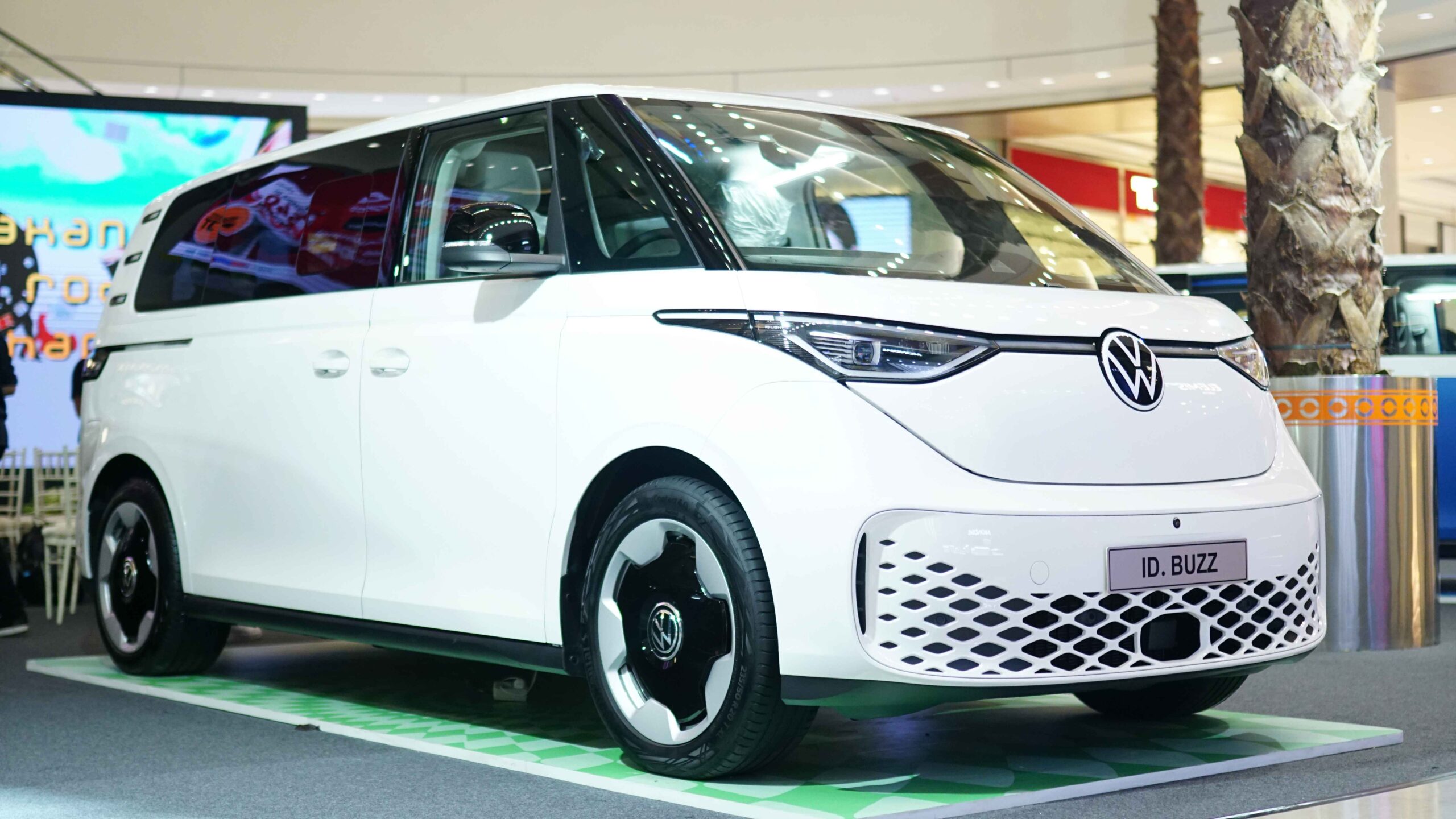 The All Electric ID. BUZZ Candy White scaled