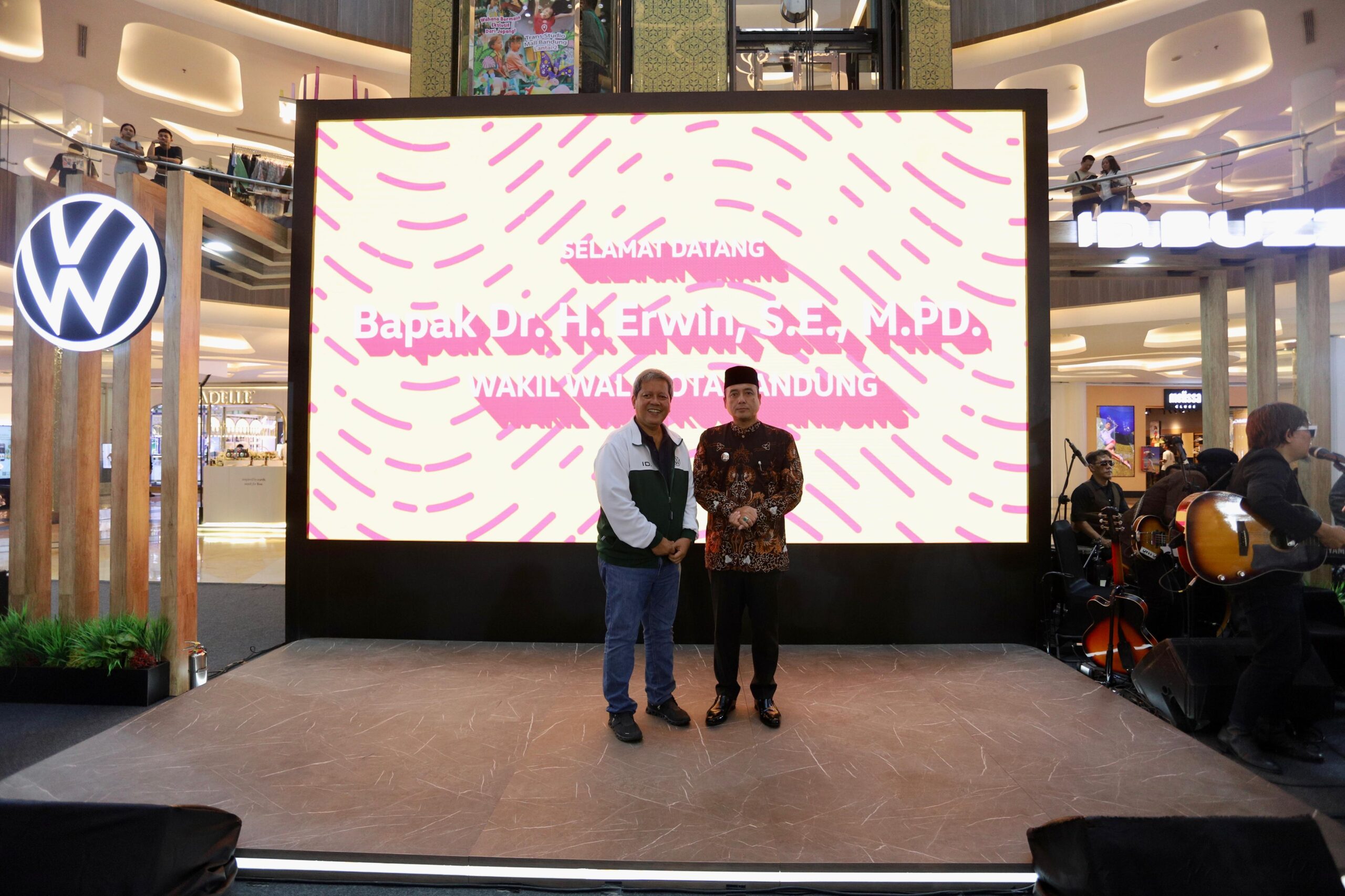 Turut hadir Dr. H. Erwin Affandi S.E M.Pd selaku Wakil Wali Kota Bandung 2 scaled