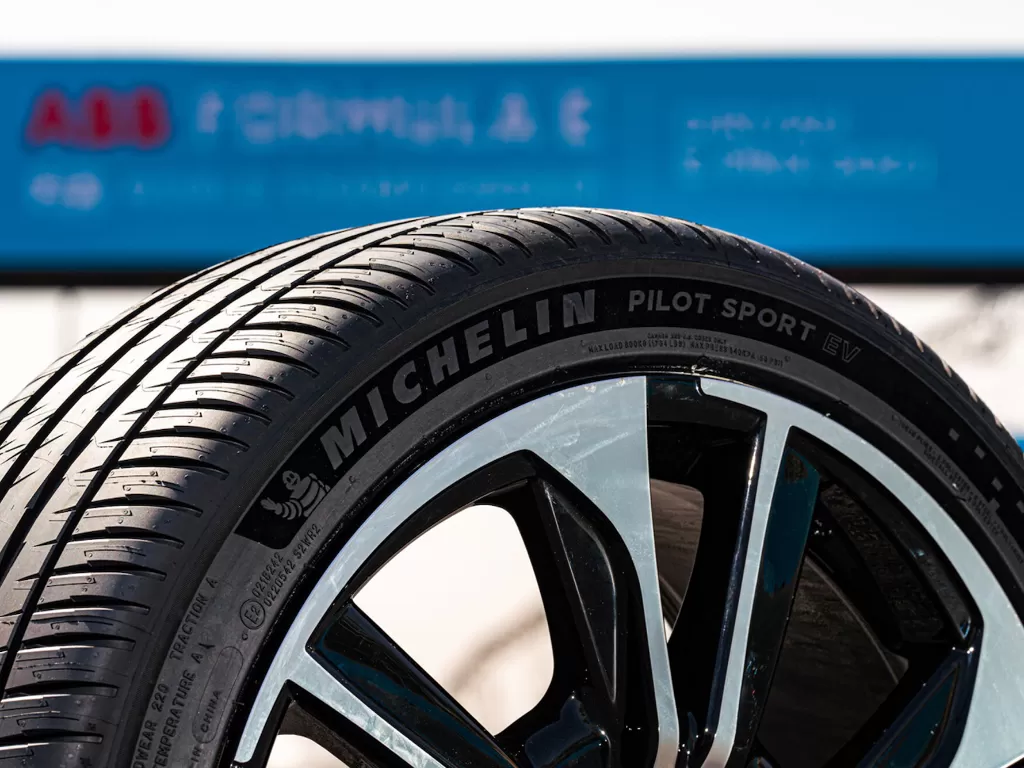 ban mobil ring 14 merek michelin - Moladin