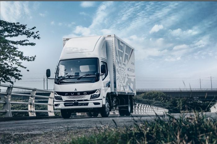 4 Rekomendasi Mobil Box Besar, Fitur, dan Tips Membelinya rekomendasi mobil box besar Mitsubishi Fuso eCanter - Moladin