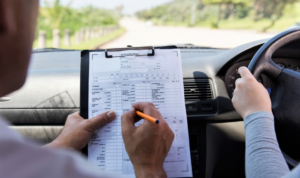 ilustrasi kursus stir mobil - moladin
