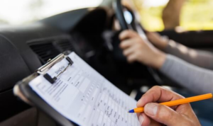 ilustrasi kursus stir mobil - moladin