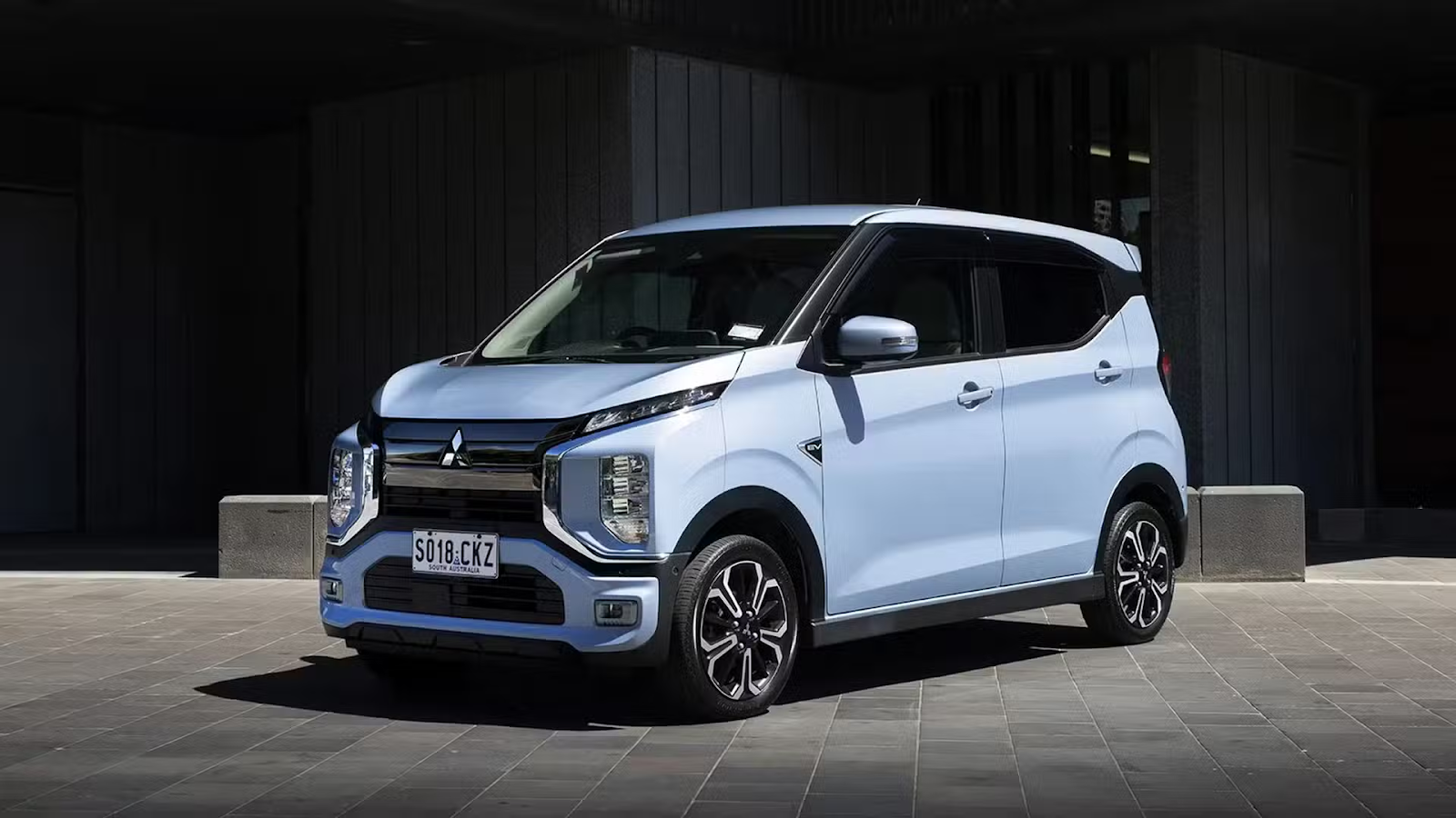 Cari Mobil Kecil Mitsubishi Murah dan Irit? Ini 5 Pilihannya! mobil kecil Mitsubishi eK X EV - Moladin