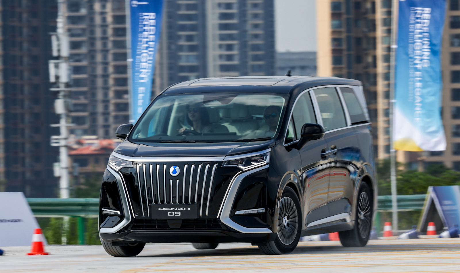 Mobil keluarga mewah Denza D9 - Moladin