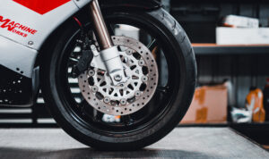 12 Komponen Rem Cakram Motor dan Fungsi Pentingnya ciri-ciri rem cakram motor harus ganti - moladin