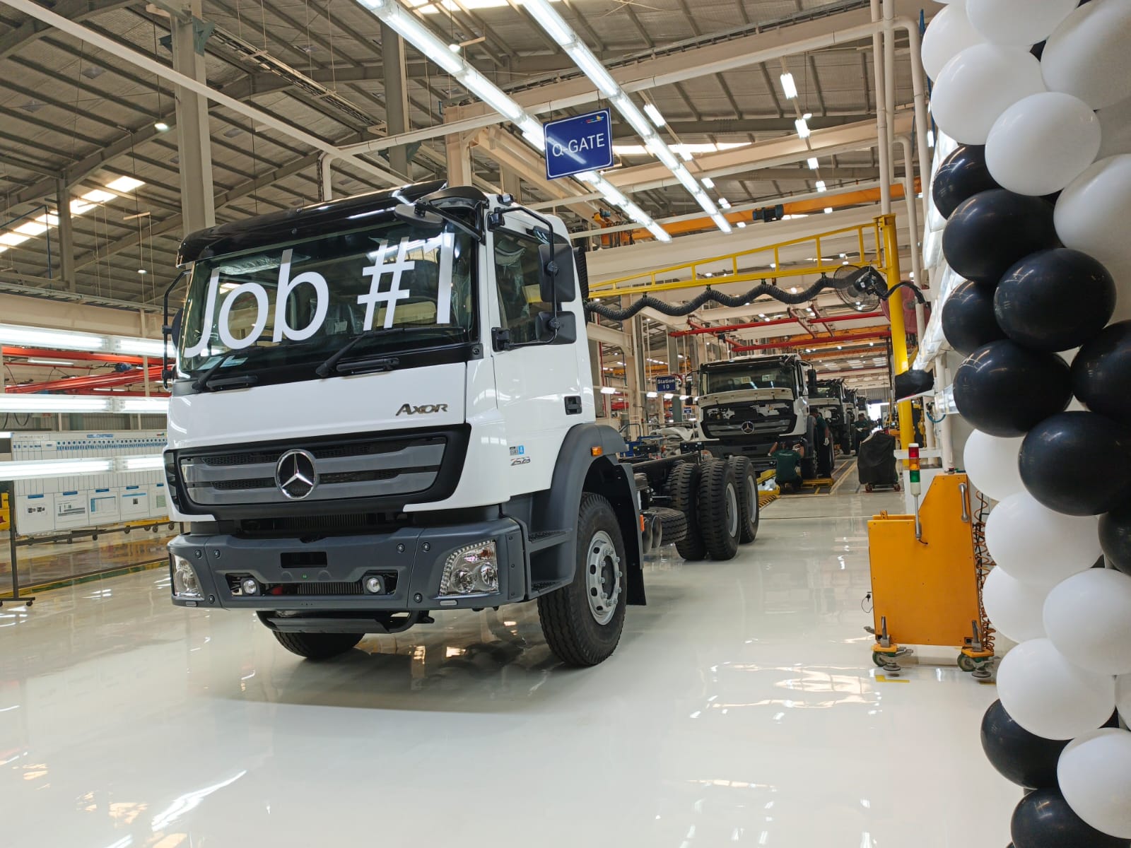 Mercedes-Benz Axor perdana rakitan Pabrik DCVMI Cikarang