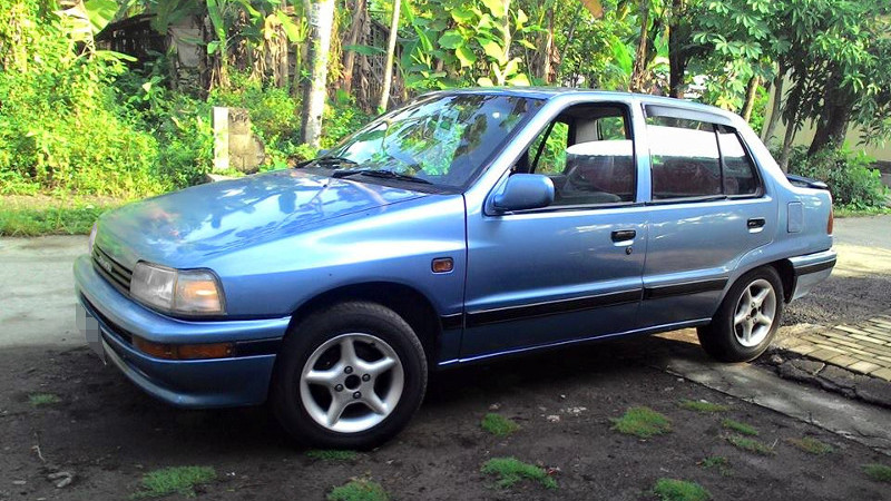 12 Mobil Sedan Lama Paling Dicari, Mulai Rp18 Jutaan! mobil sedan lama Daihatsu Charade Classy - Moladin