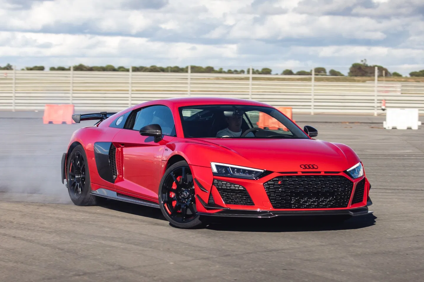 mobil sedan mewah Audi R8 - Moladin
