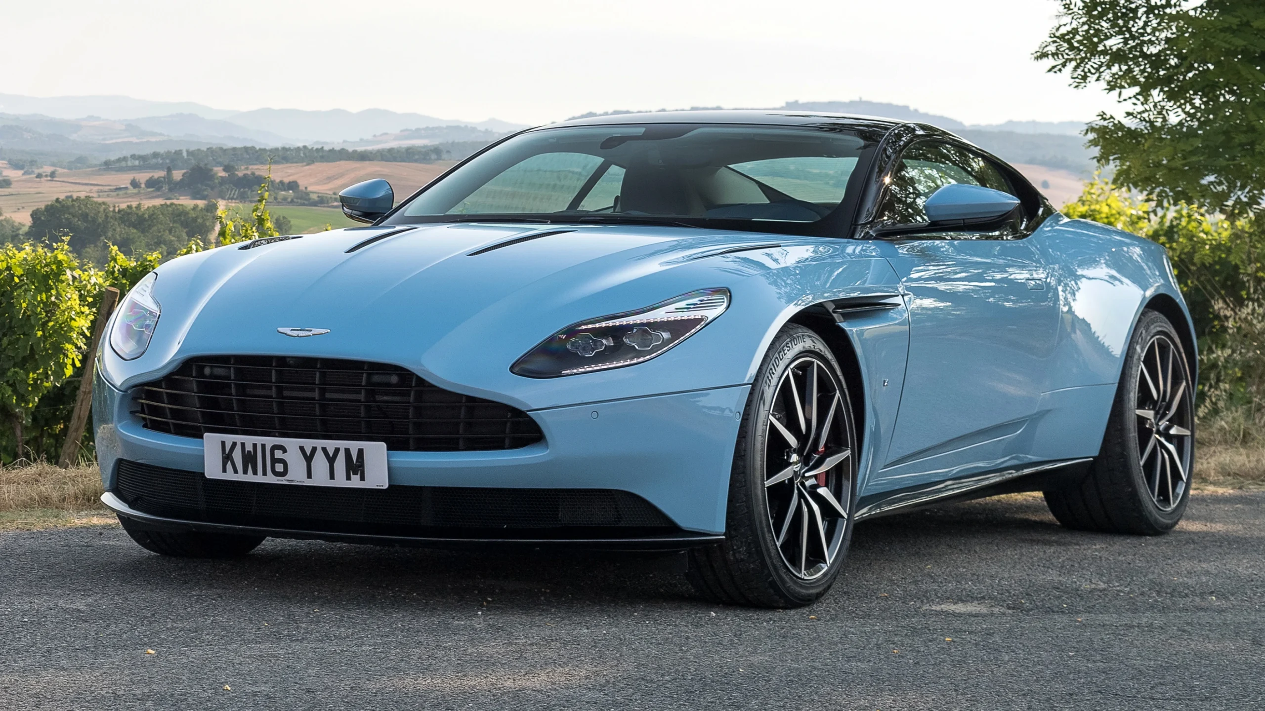 mobil sport mewah aston martin DB11 - Moladin