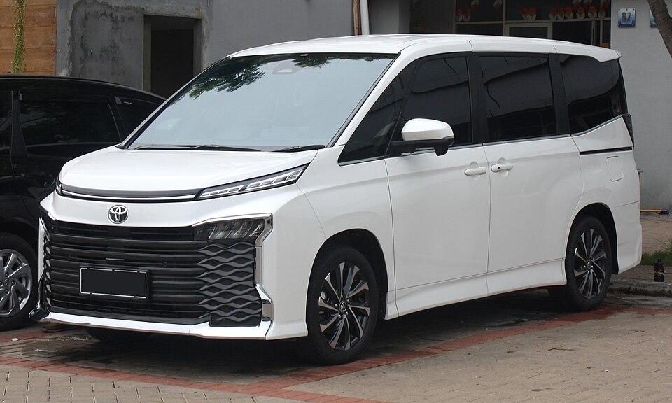 toyota voxy mobil mewah keluarga