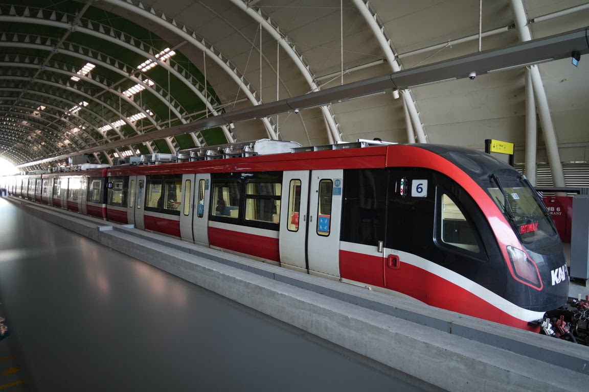 Lrt Pol LRT Jabodebek Sesak, Penumpang Naik 12% Imbas ASN Wajib Naik ...