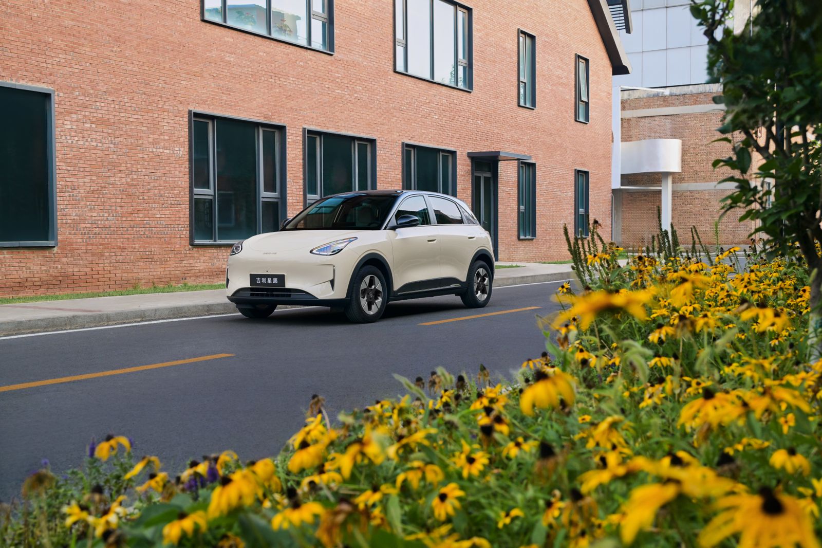 Foto 1 Geely Xingyuan tampil ekspresif dan modern dengan tampilan depan smile face yang unik dan pilihan warna cerah