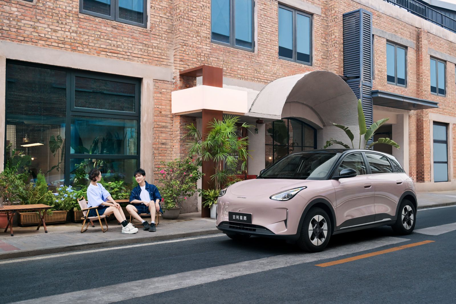 Foto 4 Geely Xingyuan tampil stylish dengan e drive 11 in 1 baterai CATL RWD lincah suspensi nyaman dan fitur modern seperti kunci Bluetooth dan wireless charger 50W