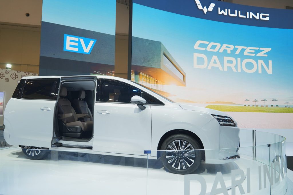 Kenyamanan dalam mengakses kabin pada Wuling Cortez Darion dijawab dengan Autocomfort sliding door 1 scaled 1
