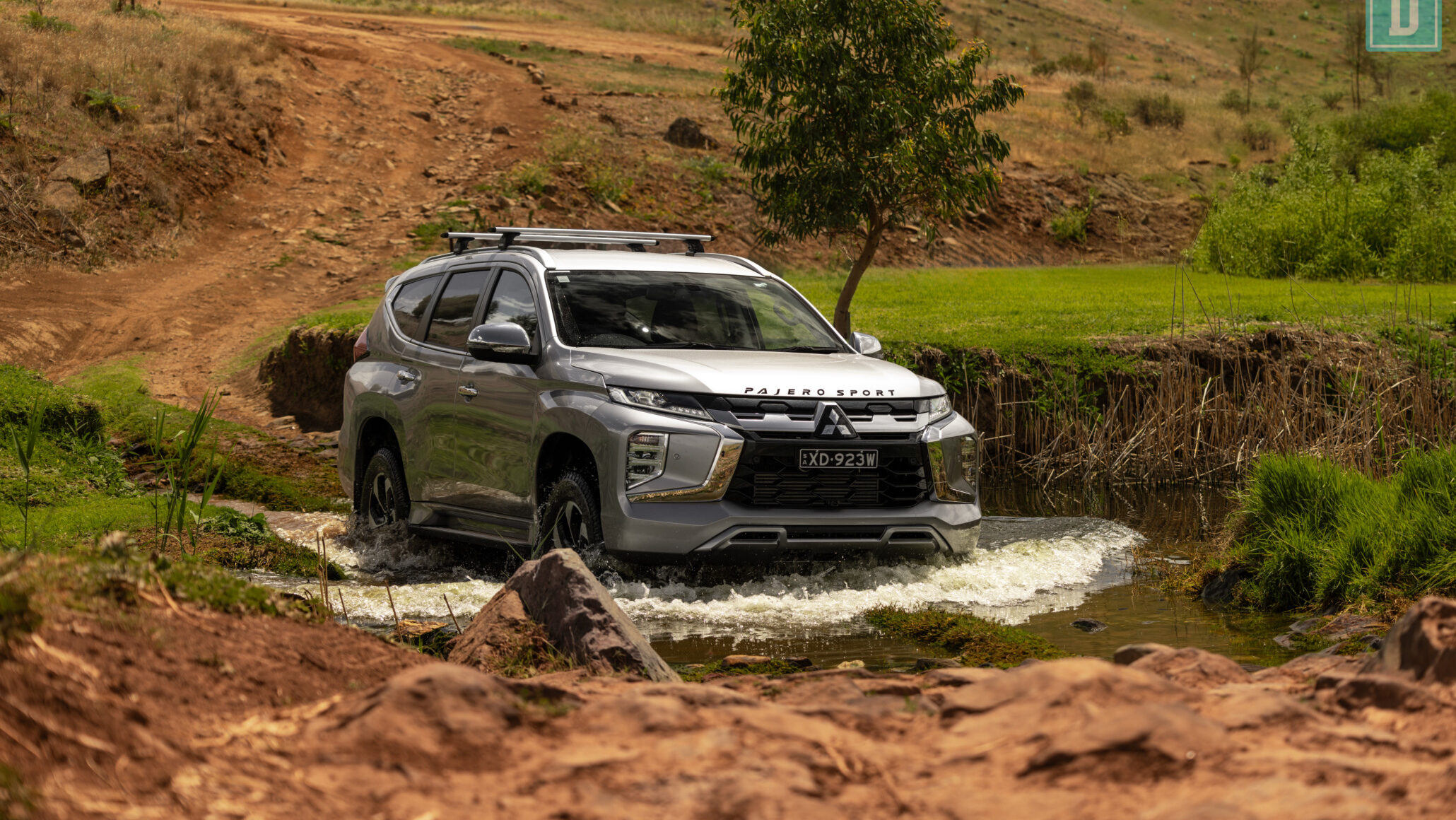 Mitsubishi Pajero Sport mobil jeep offroad - Moladin