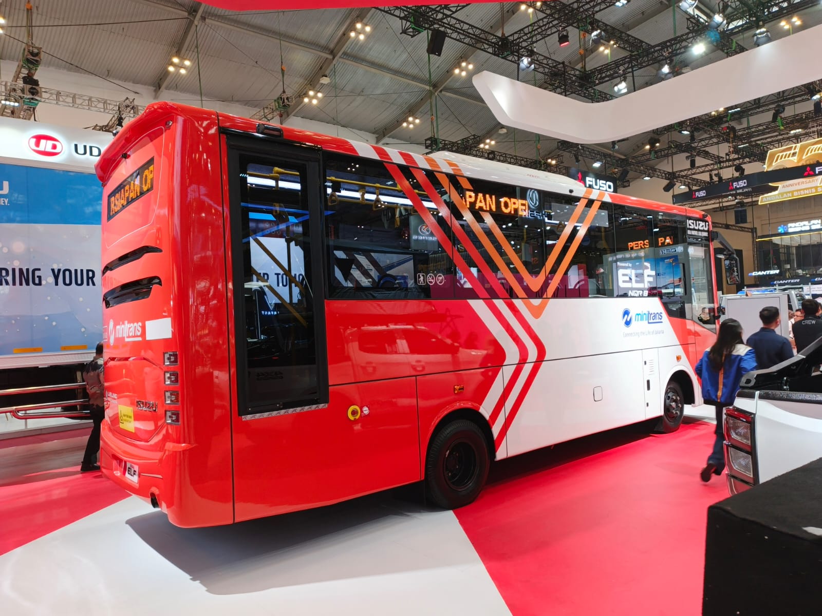 Isuzu ELF NQR B Jadi Andalan Armada Transjakarta armada transjakarta isuzu 1