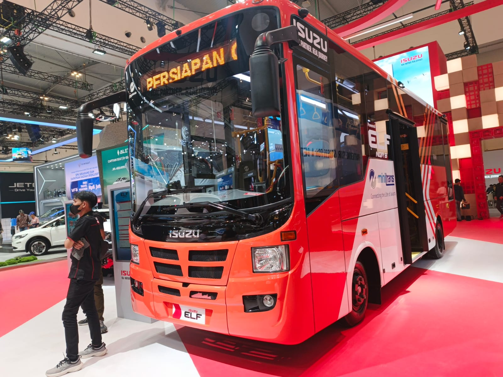 Isuzu ELF NQR B Jadi Andalan Armada Transjakarta armada transjakarta isuzu 2